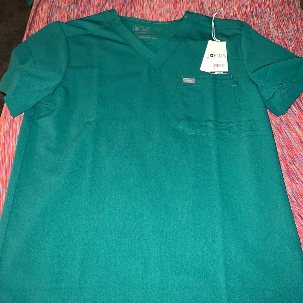 Hunter green FIGS 2 pocket top